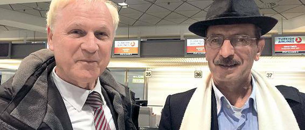 Auf Mission. Landtagsvizepräsident Dieter Dombrowski und der Mediziner Moeen Al Jundi vor dem Abflug in den Irak.