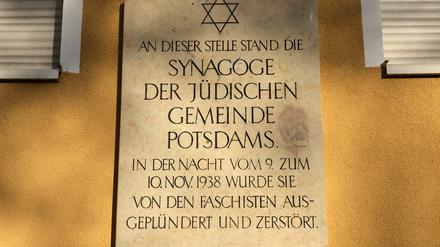 Die Schmiererei ist noch auf der Gedenktafel am Platz der Einheit zu erkennen.