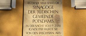 Die Schmiererei ist noch auf der Gedenktafel am Platz der Einheit zu erkennen.