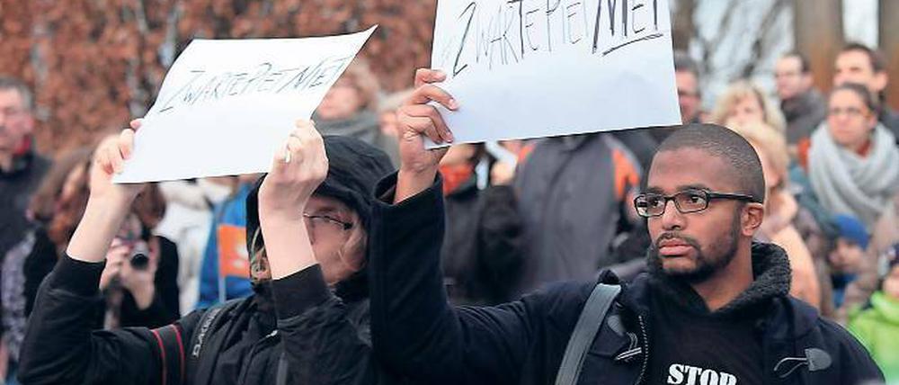 Protest statt Fest. 2014 meldeten sich beim Sinterklaas-Fest in Potsdam auch Gegner zu Wort. Unter dem Motto „Zwarte Piet niet“ – kein „Zwarte Piet“ – protestierten sie gegen die Figur des Helfers mit schwarz bemaltem Gesicht und Kraushaar-Perücke.