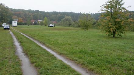 Auf der Wiese zwischen dem Sportplatz und An der Straßenplantage sollen zwei Leichtbauhallen entstehen.
