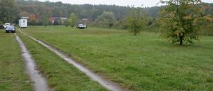 Auf der Wiese zwischen dem Sportplatz und An der Straßenplantage sollen zwei Leichtbauhallen entstehen.