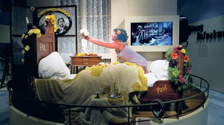 Beliebtes Fotomotiv. Der Nachbau des Filmsets von „Paul und Paula“, vor allem das Bett, ist einer der größten Publikumsmagneten der Dauerausstellung im Potsdamer Filmmuseum. Vor einem Jahr wurde das Haus nach der Brandschutzsanierung wiedereröffnet, seitdem wurden 60 000 Besucher gezählt.