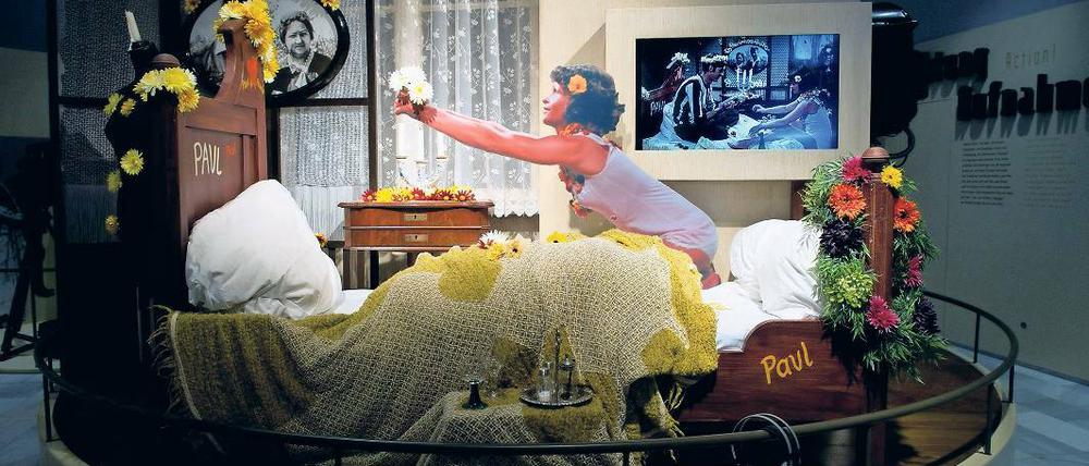 Beliebtes Fotomotiv. Der Nachbau des Filmsets von „Paul und Paula“, vor allem das Bett, ist einer der größten Publikumsmagneten der Dauerausstellung im Potsdamer Filmmuseum. Vor einem Jahr wurde das Haus nach der Brandschutzsanierung wiedereröffnet, seitdem wurden 60 000 Besucher gezählt.