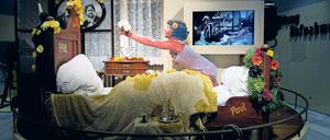 Beliebtes Fotomotiv. Der Nachbau des Filmsets von „Paul und Paula“, vor allem das Bett, ist einer der größten Publikumsmagneten der Dauerausstellung im Potsdamer Filmmuseum. Vor einem Jahr wurde das Haus nach der Brandschutzsanierung wiedereröffnet, seitdem wurden 60 000 Besucher gezählt.