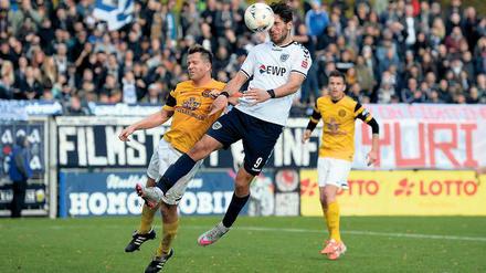 Wie aus dem Lehrbuch. Nulldrei-Stürmer Andis Shala trifft mustergültig per Kopfball zum 1:0 gegen den VfB Auerbach.