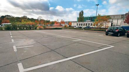 Auf einem Parkplatz in der Slatan-Dudow-Straße sollen die Notunterkünfte aufgebaut werden. Maximal 96 Flüchtlinge sollen einziehen.