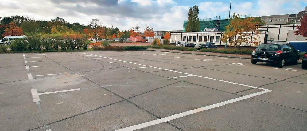 Auf einem Parkplatz in der Slatan-Dudow-Straße sollen die Notunterkünfte aufgebaut werden. Maximal 96 Flüchtlinge sollen einziehen.
