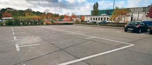 Auf einem Parkplatz in der Slatan-Dudow-Straße sollen die Notunterkünfte aufgebaut werden. Maximal 96 Flüchtlinge sollen einziehen.