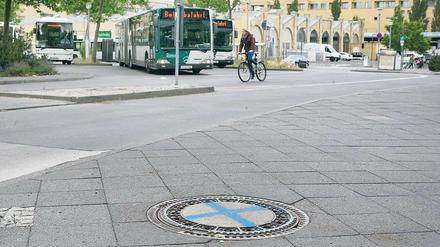 Die Unfallstelle: Ein offener Gully-Schacht in der Nähe des Hauptbahnhofs hat einer 83-jährigen Potsdamerin das Leben gekostet.
