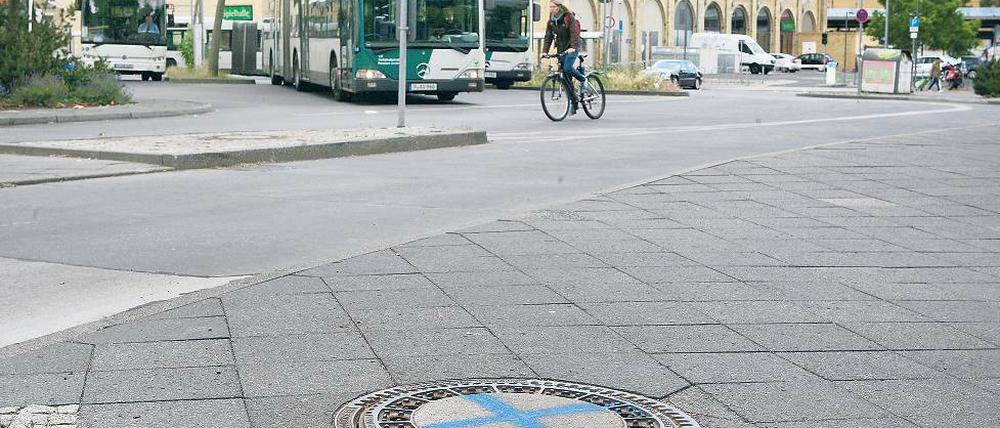 Die Unfallstelle: Ein offener Gully-Schacht in der Nähe des Hauptbahnhofs hat einer 83-jährigen Potsdamerin das Leben gekostet.