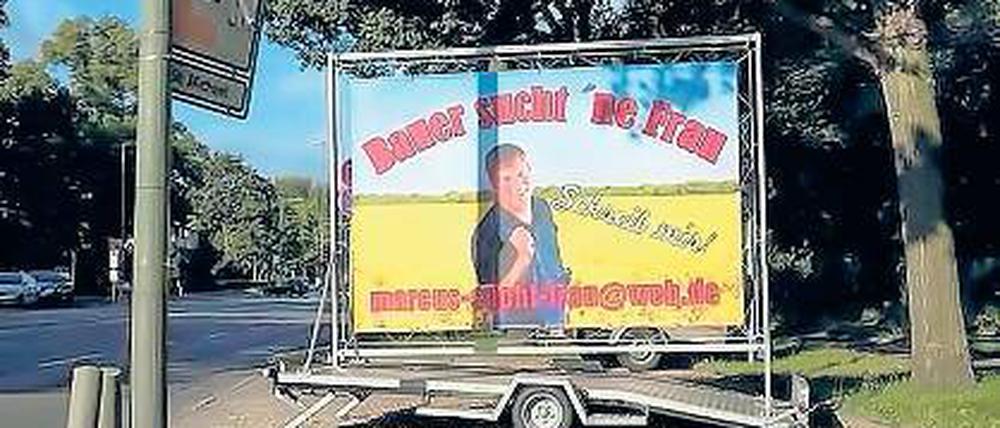 Ein Landwirt aus Werder sucht die große Liebe - mit einer großen Stellwand.