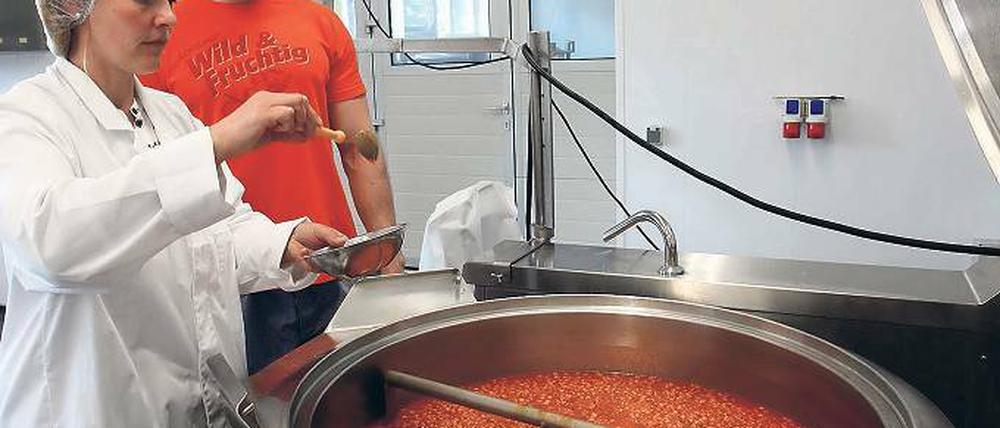 Gut verteilt. Pektin sorgt unter anderem dafür, dass sich in der Marmelade die Fruchtstücke gut verteilen. Zudem wird es gern als vegetarisches Geliermittel eingesetzt – wie hier in der Produktion beim Sanddornhof von Christine Berger in Petzow.