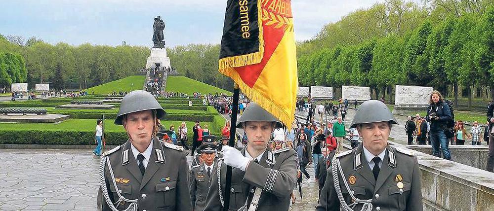 In Reih’ und Glied. Ältere Männer, denen man ansieht, dass sie das Marschieren gelernt haben, legen am 9. Mai 2013 einen Kranz am Sowjetischen Ehrenmal nieder.