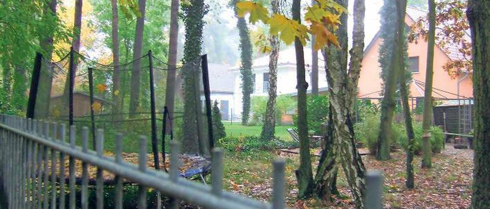Illegale Bauten. Zäune auf der Stammbahn-Trasse sind derzeit nicht erlaubt. Die Gemeinde prüft, das in neuen Bebauungsplänen zu ändern.