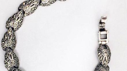 Erinnerung. Das Armband ist Raisas einziges Andenken an ihre Mutter.