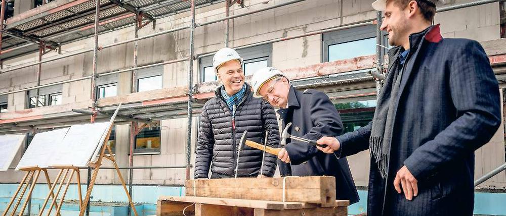 Eingeschlagen. Traditionell wird beim Richtfest der letzte Nagel in die Dachsparren geschlagen. Bauherr Lars Weber (l.) will das Reha-Zentrum im Juni eröffnen.