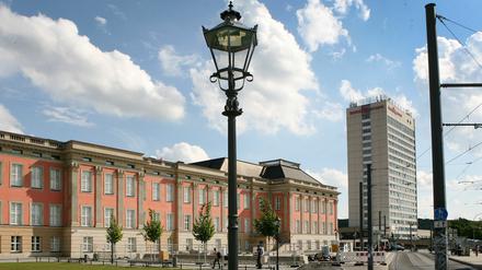 Wut auf den Staat: Ein Mann schmiss mit Steinen auf das Landtagsgebäude in Potsdam.