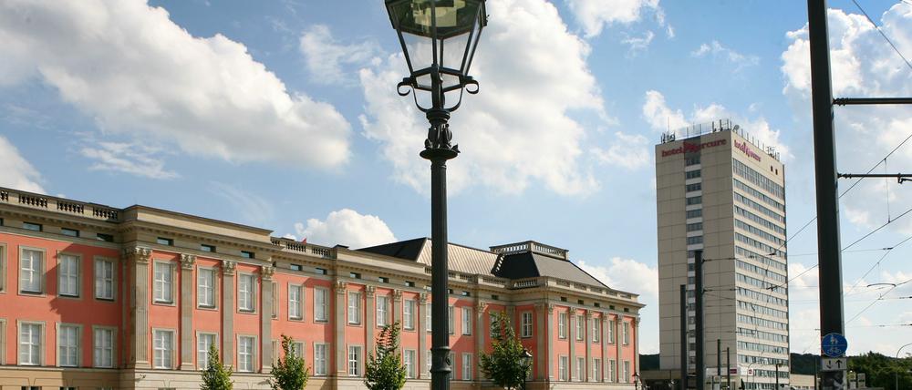 Wut auf den Staat: Ein Mann schmiss mit Steinen auf das Landtagsgebäude in Potsdam.