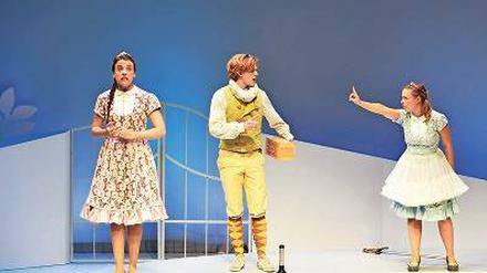 Wunsch nach Normalität. Die drei Königskinder Elaine Cameron (Eugenie), Johannes Heinrichs (Eugene), Nora Decker (Desirée).