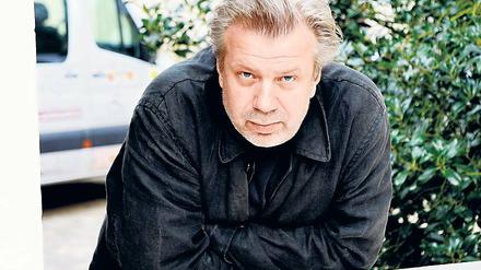 Die weggeknickte Vätergeneration. Tobias Wellemeyer sieht darin einen Grund für die Rechtsradikalität in ostdeutschen Ländern. Nicht nur als Theatermacher, auch in seiner eigenen Familie erlebte er alsbald die Widersprüche der deutschen Einheit.