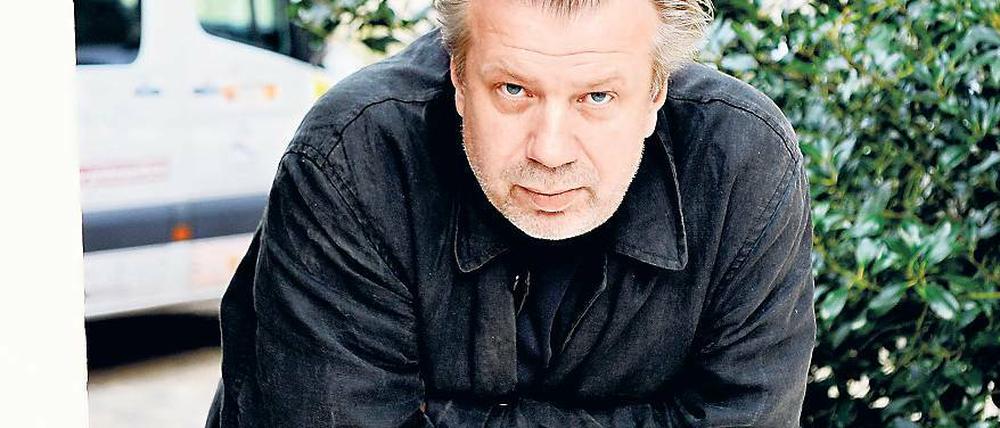 Die weggeknickte Vätergeneration. Tobias Wellemeyer sieht darin einen Grund für die Rechtsradikalität in ostdeutschen Ländern. Nicht nur als Theatermacher, auch in seiner eigenen Familie erlebte er alsbald die Widersprüche der deutschen Einheit.