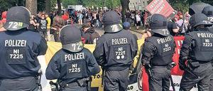 Fast jedes Wochenende muss die Bereitschaftspolizei Kundgebungen von Rechtsextremen und Gegnern absichern.