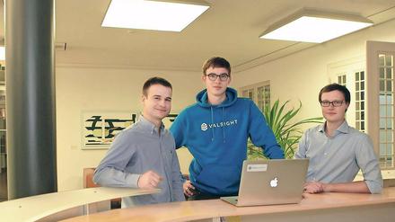 Auf Werbetour. Vor rund anderthalb Monaten haben Martin Faust, Jonas Witt und David Schwalb (v.l.) von der Potsdamer IT-Firma Valsight die erste Version ihrer Simulationssoftware vorgelegt. Im November wollen sie ihr Produkt den Potsdamer Stadtwerken vorstellen.