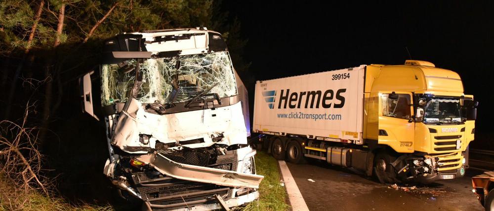 Den Unfall auf der A 10 hat ein 63-jähriger Lastwagenfahrer verursacht.