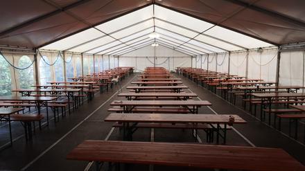 Dieses Zelt steht in der Erstaufnahme-Zweigstelle in der Heinrich-Mann-Allee Potsdam. Die Grünen fordern, aus der temporären Unterbringung einen dauerhaften Standort zu machen.