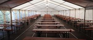 Dieses Zelt steht in der Erstaufnahme-Zweigstelle in der Heinrich-Mann-Allee Potsdam. Die Grünen fordern, aus der temporären Unterbringung einen dauerhaften Standort zu machen.