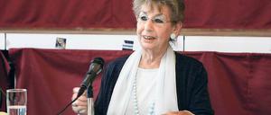 Bewegende Geschichte. Die Holocaust-Überlebende Nili Goren (82) berichtete Schülern des Einstein-Gymnasiums von ihrer Kindheit im besetzten Holland.