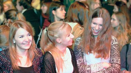Drei Studentinnen freuen sich auf der Erstsemesterfeier der Universität Potsdam im Waschhaus auf die kommenden Jahre.
