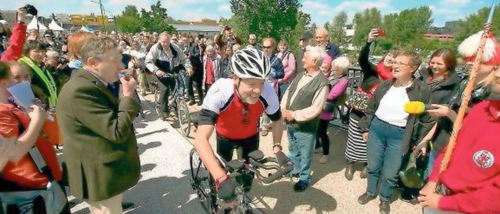 Beim Brückenfest zur Freigabe der Humboldtbrücke nach der Sanierung war Matthias Klipp der erste Brückenradler. Oberbürgermeister Jann Jakobs (links) möchte ihn nun nicht mehr im Rathaus sehen.