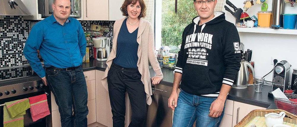 Zu Hause. Der syrische Flüchtling Mohammad Alkhaboor (r.) ist bei Anja und Sascha Dombrowski untergekommen. Die dezentrale Unterbringung ist laut Landesaufnahmegesetz für Asylbewerber erklärtes Ziel. Die Realität sieht aber anders aus.