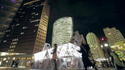 Wechselspiel. Zum „Festival of Lights“ erstrahlen auch am Potsdamer Platz zahlreiche Gebäude in neuem Licht. Nun haben mehrere davon auch einen neuen Eigentümer.