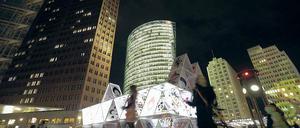 Wechselspiel. Zum „Festival of Lights“ erstrahlen auch am Potsdamer Platz zahlreiche Gebäude in neuem Licht. Nun haben mehrere davon auch einen neuen Eigentümer.