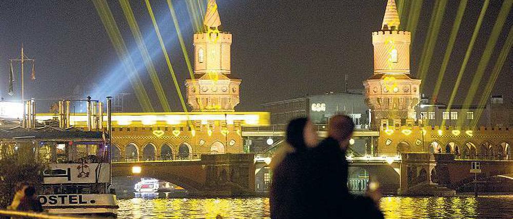 Herzen für Verliebte. Die Oberbaumbrücke erstrahlt derzeit besonders schön – hier im Rahmen des Lichterfestes „Berlin leuchtet“. Noch bis zum 18. Oktober taucht es Berlin in Lichter und Farben. Zeitgleich mit dem „Festival of Lights“.
