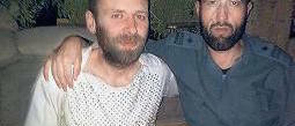 Nach der Flucht. Der Entwicklungshelfer mit einem afghanischen Polizisten.