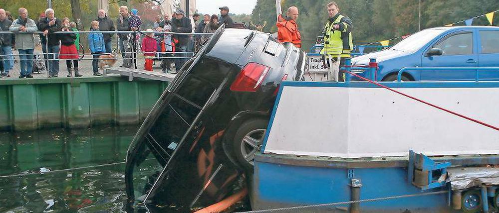 Warum der Geländewagen die Schranke der Fähre durchbrach und ins Wasser rollte, ist derzeit noch unklar.