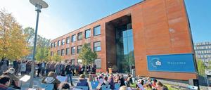 Eröffnung. Schüler musizieren am Montag vor dem Neubau in Golm.