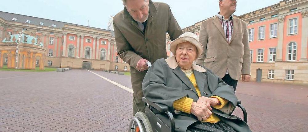 Eine spezielle Aufgabe für Oberbürgermeister Jann Jakobs: Er zeigte der 106-jährigen Ilse Nowak und ihrem Sohn Günter den Landtag.
