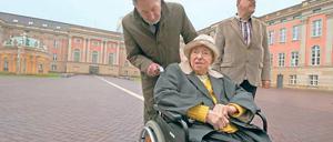 Eine spezielle Aufgabe für Oberbürgermeister Jann Jakobs: Er zeigte der 106-jährigen Ilse Nowak und ihrem Sohn Günter den Landtag.