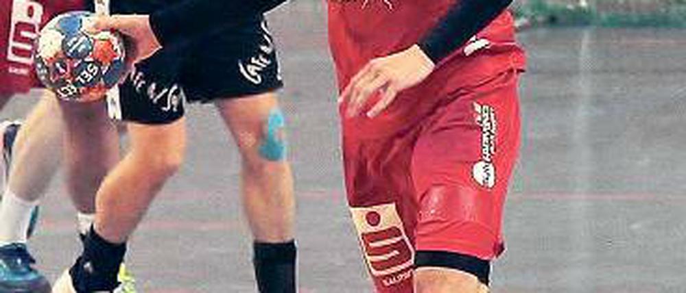 Fluchen und siegen. VfL-Handballer Daniel Deutsch ging im Spiel gegen Hildesheim nach verpatztem Start voran und war Garant für einen letzlich ungefährdeten Erfolg des Tabellenzweiten.