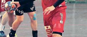 Fluchen und siegen. VfL-Handballer Daniel Deutsch ging im Spiel gegen Hildesheim nach verpatztem Start voran und war Garant für einen letzlich ungefährdeten Erfolg des Tabellenzweiten.