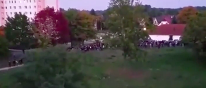 400 Anwohner und Neonazis überrannten die Polizei und zogen vor ein Asylheim.