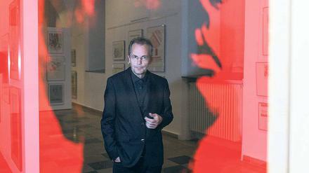 Direktor im Spiegel. Armin Hauer, Kurator der Ausstellung „50 Jahre Museum Junge Kunst - 50 Jahre Ausstellungen“, einem Plakat in der neuen Ausstellung.