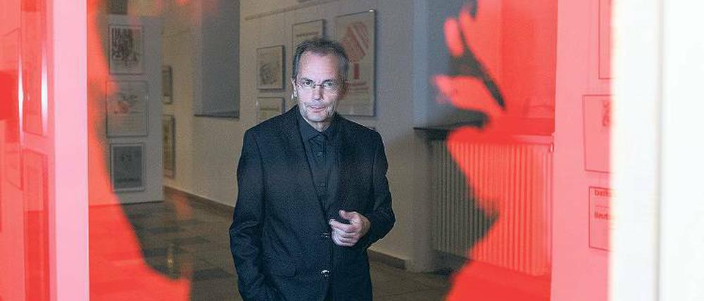 Direktor im Spiegel. Armin Hauer, Kurator der Ausstellung „50 Jahre Museum Junge Kunst - 50 Jahre Ausstellungen“, einem Plakat in der neuen Ausstellung.