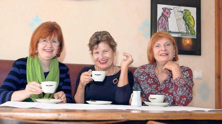 Kunst-Kartell. Christina Vierke, Barbara und Juliane Rothenburg (v.l.) erinnern sich beim Kaffeeklatsch an die ersten Jahre in Potsdam und ihre erste Galerie.