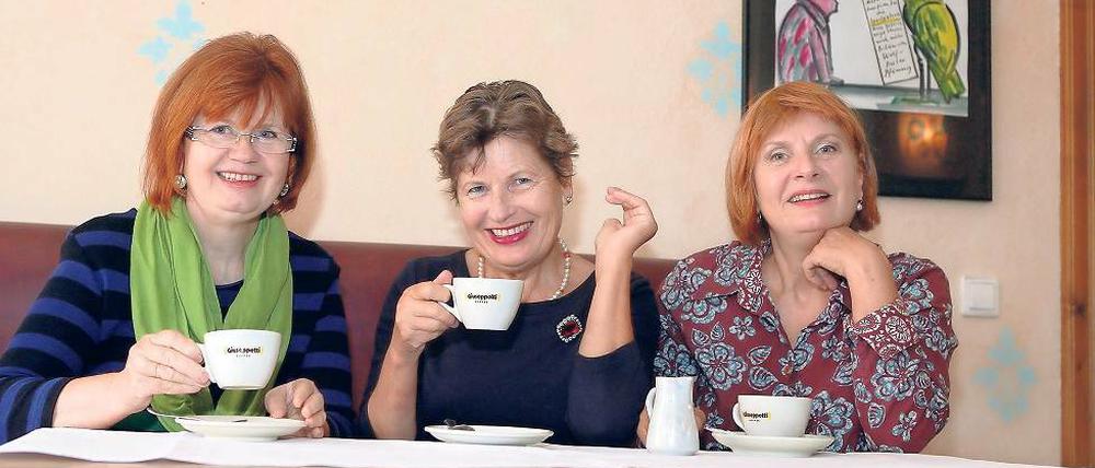 Kunst-Kartell. Christina Vierke, Barbara und Juliane Rothenburg (v.l.) erinnern sich beim Kaffeeklatsch an die ersten Jahre in Potsdam und ihre erste Galerie.